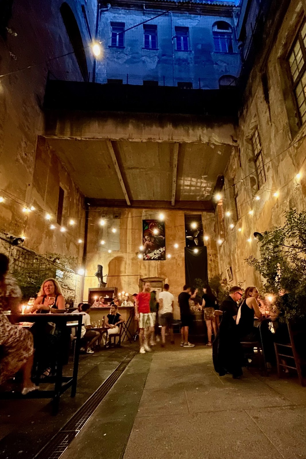 Le Bethel Nice hidden patio bar candlelit tables