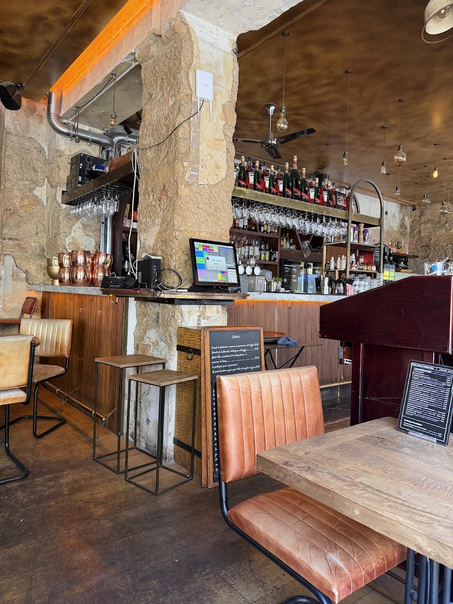 Le Comptoir Central Électrique bottle shelf