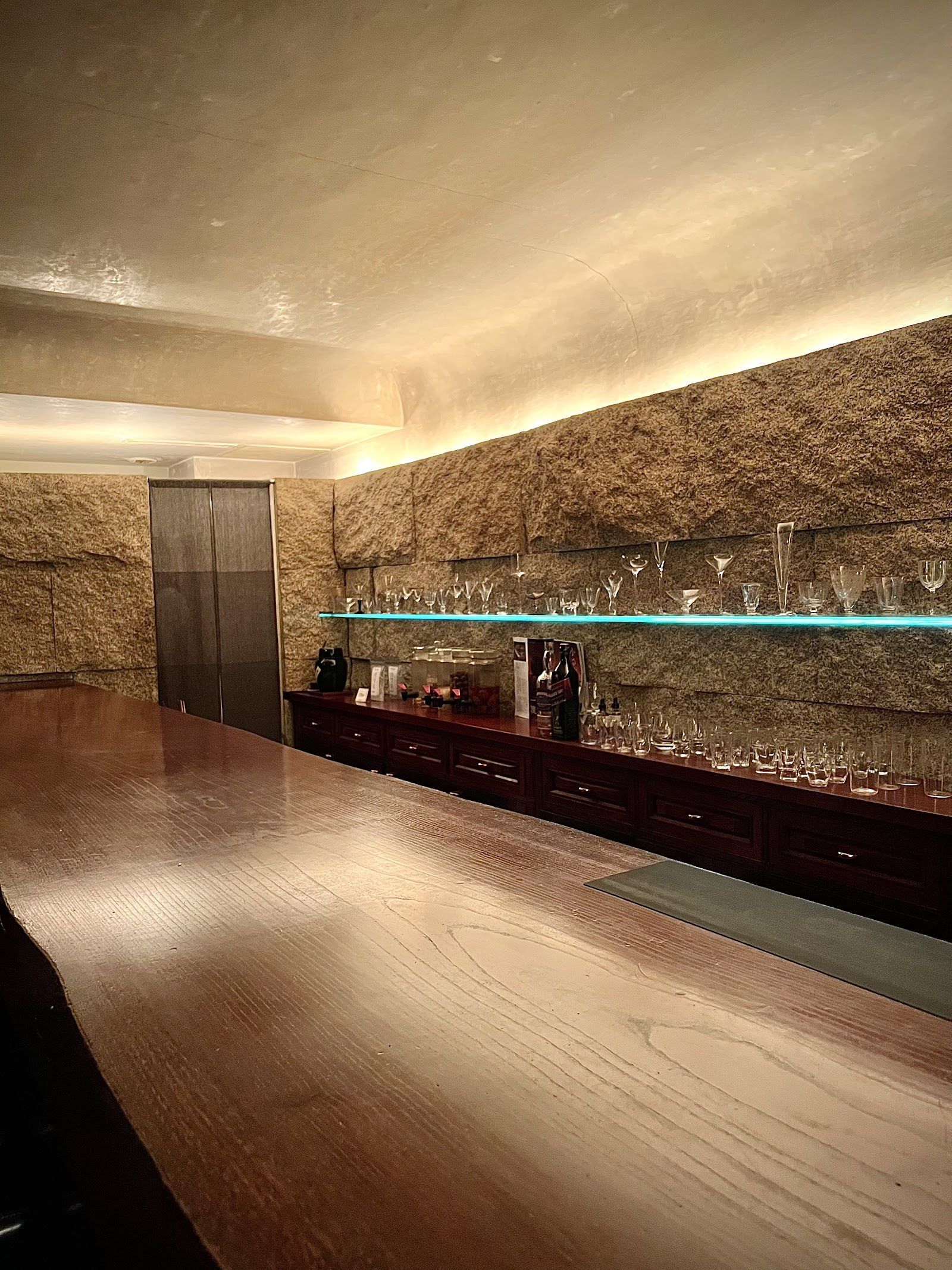 Bar Pivot Osaka bar interior