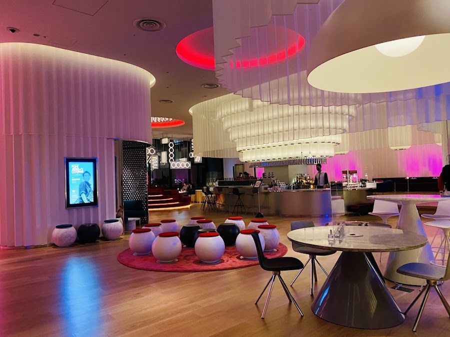 The W Lounge bar service