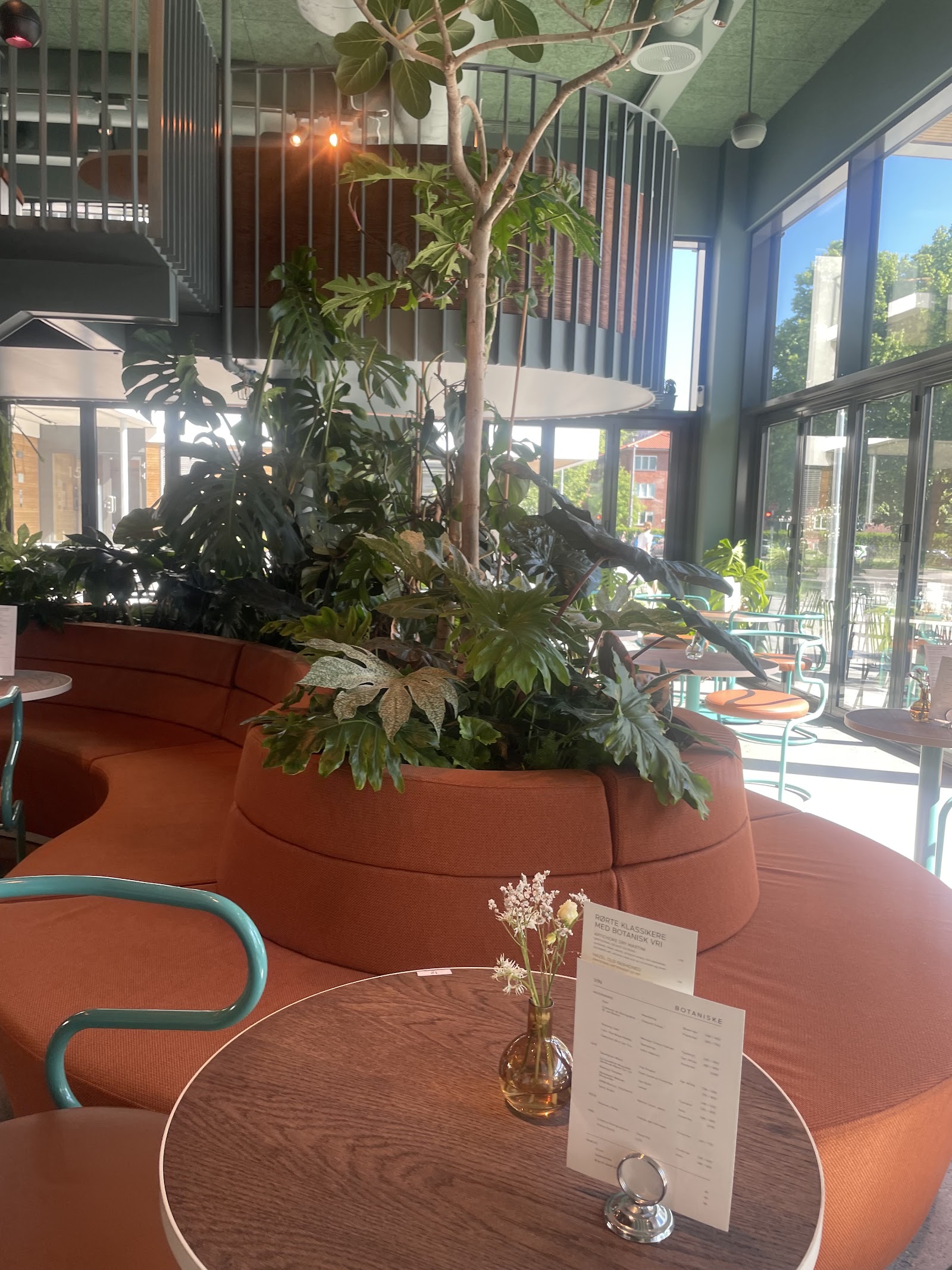 Botaniske botanical cocktail bar by Frognerparken in Oslo