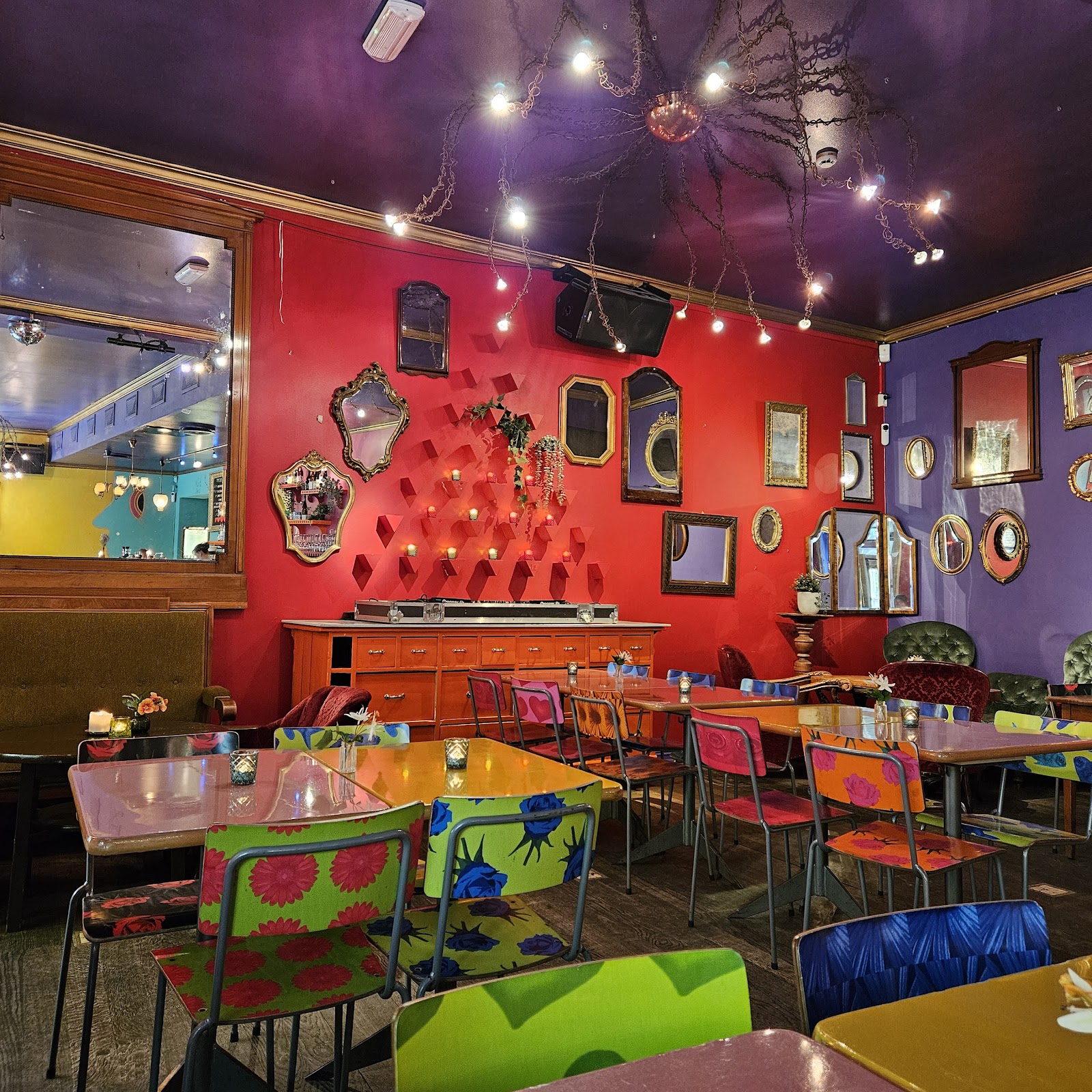 Dattera til Hagen bar, cafe and club with backyard on Gronland in Oslo