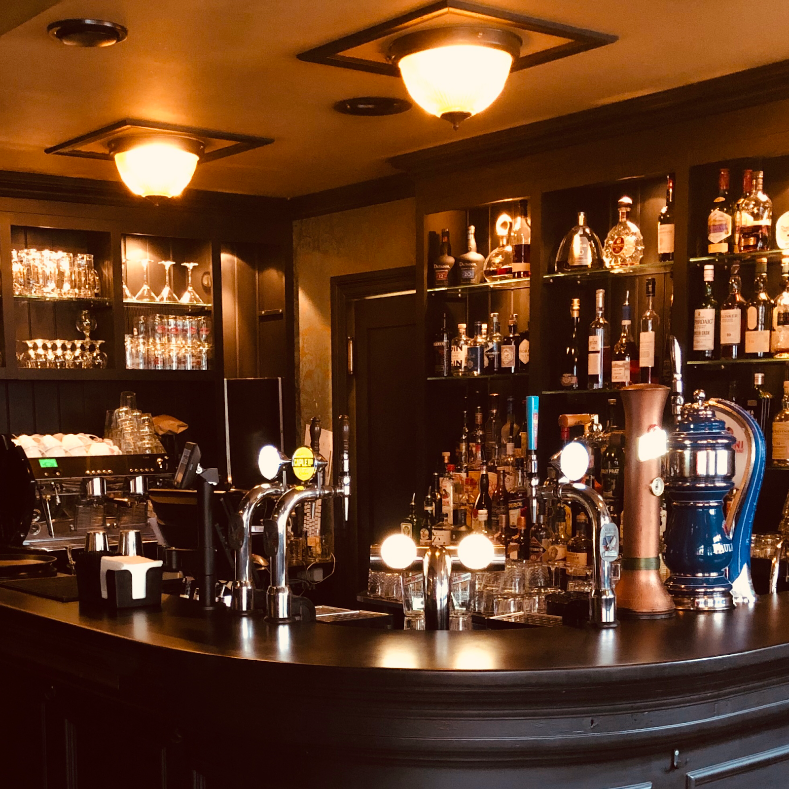 Warm British-style pub interior in Oslo's Frogner district