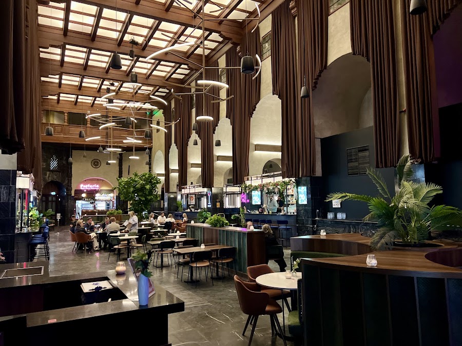Posthallen Drinkhub multi-bar hall in the former main post office in Oslo's Kvadraturen bar