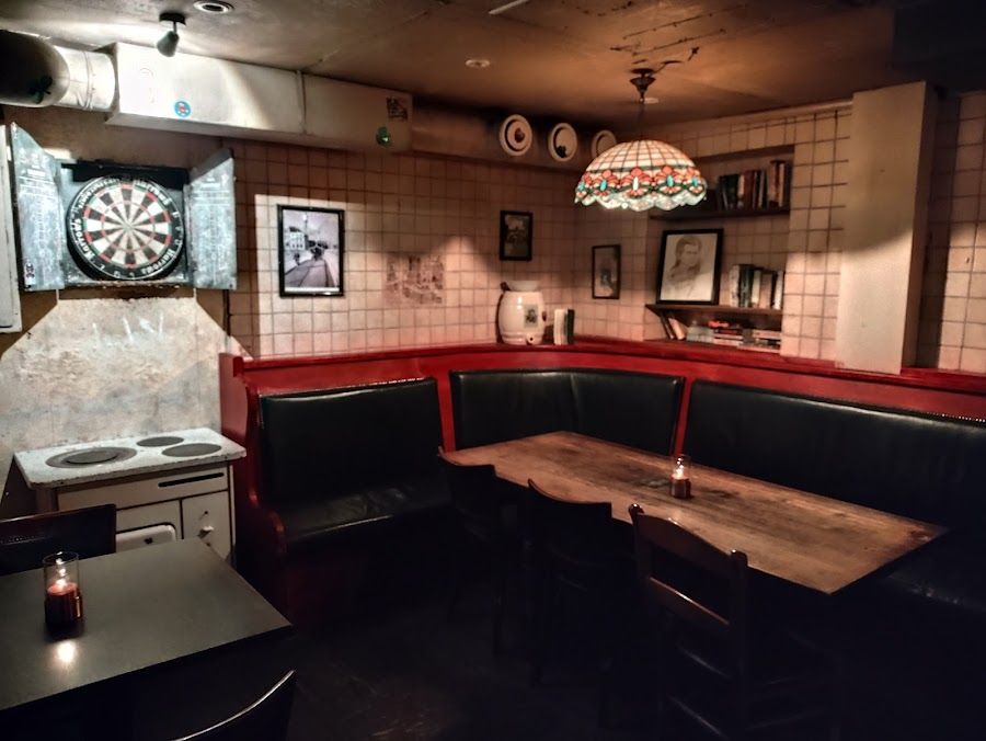 Dubliner Folk Pub bar service