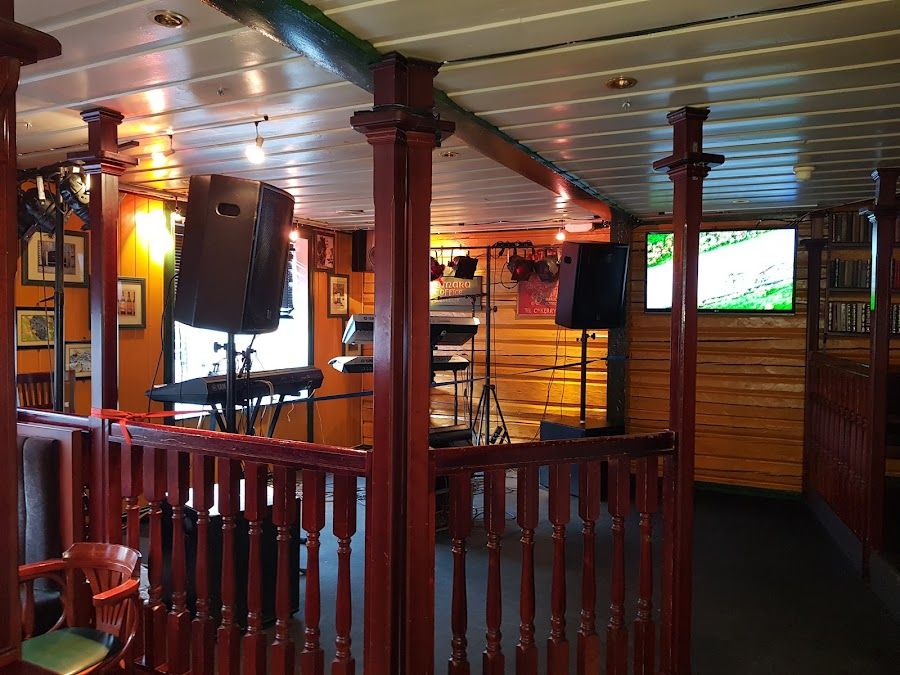 Paddy's Irish Pub bar service