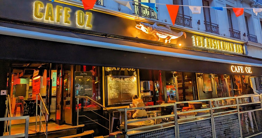 Cafe Oz Grands Boulevards Paris drinks at the bar
