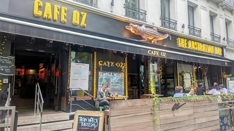 Cafe Oz Grands Boulevards Paris pub atmosphere