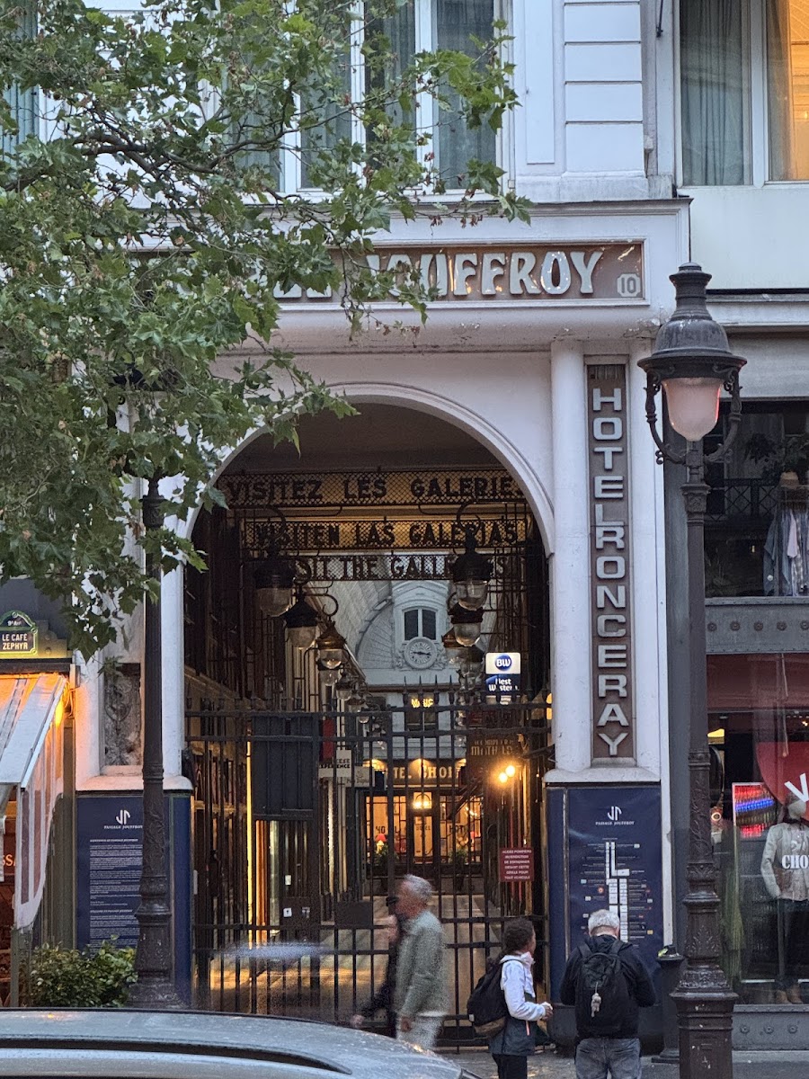 Cafe Oz Grands Boulevards Paris evening service