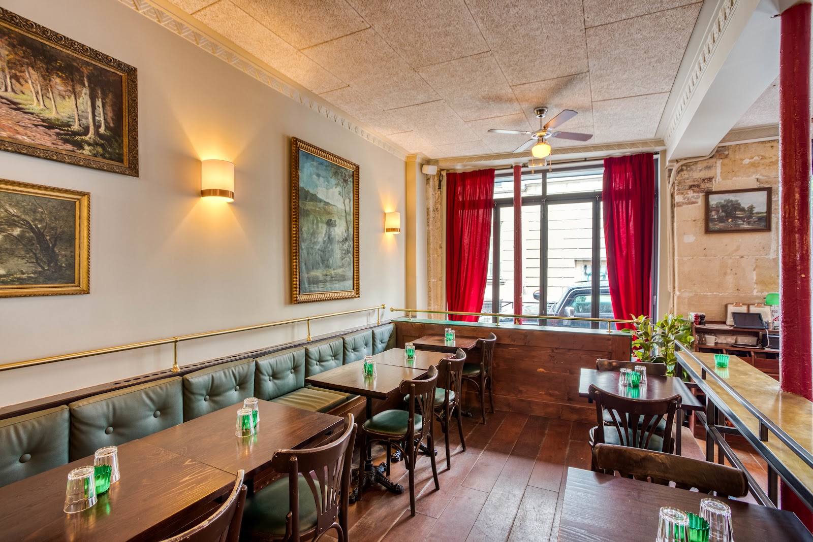 English-style cocktail pub interior in the Marais, Paris