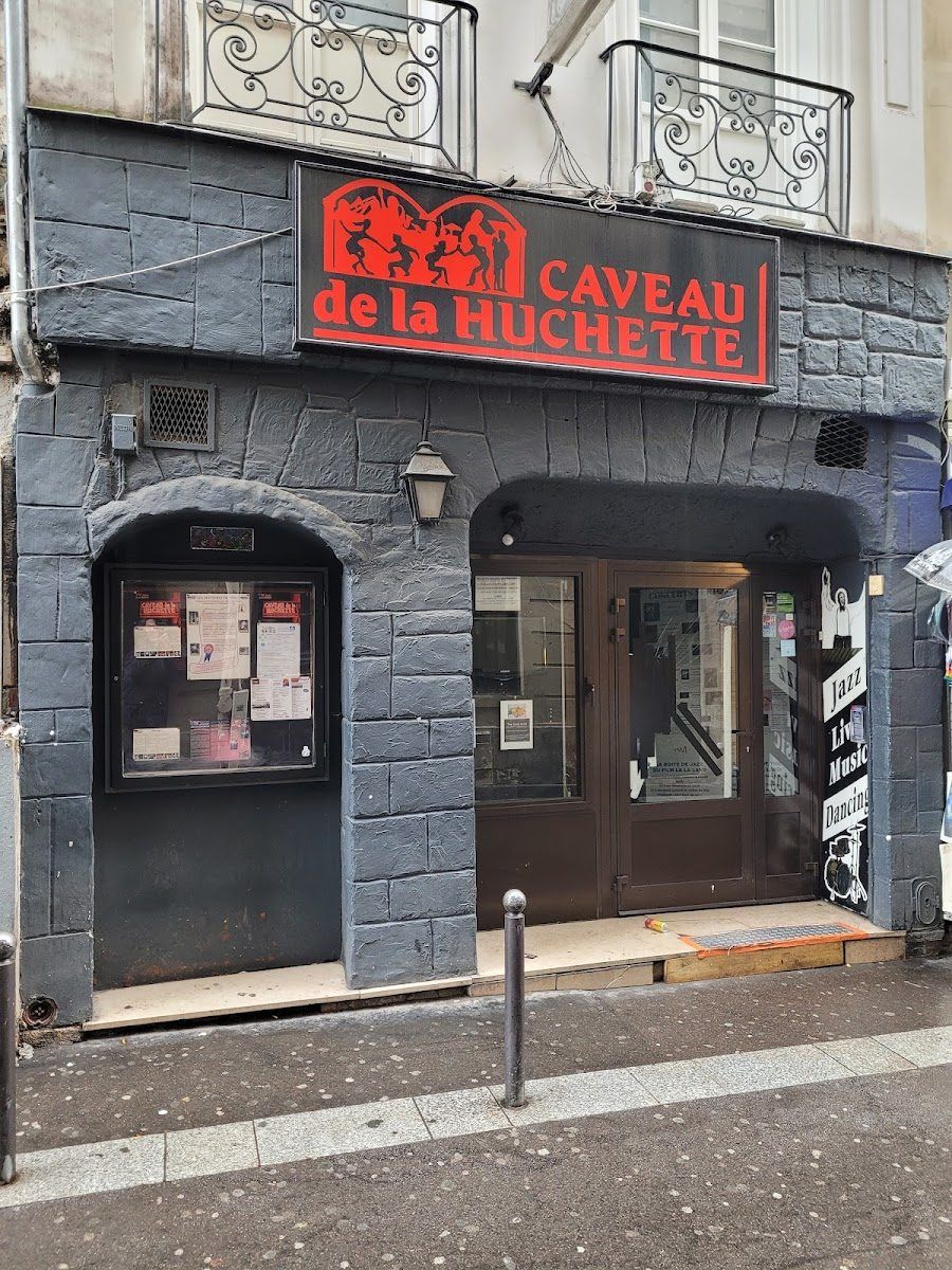 Caveau de la Huchette bar service