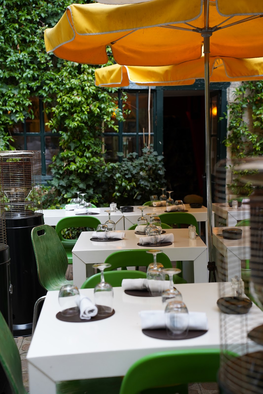 Derrière, Paris