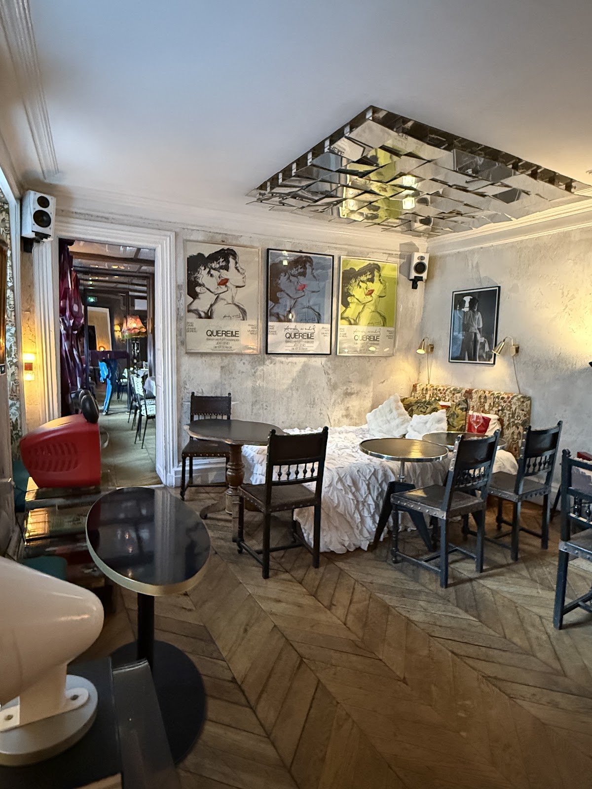 Derrière, Paris