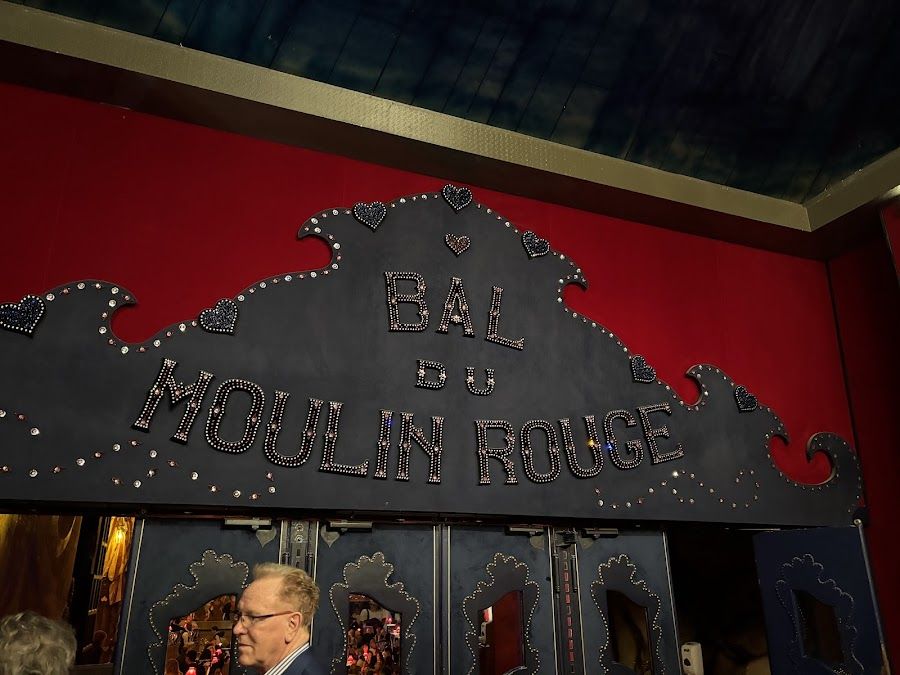 La Machine du Moulin Rouge bar service