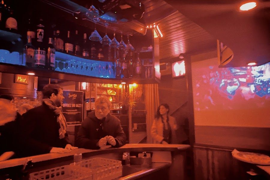 Le Baiser Sale bar service