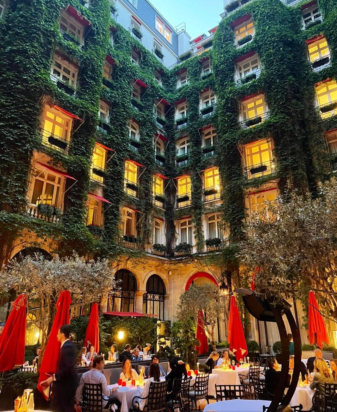 Le Bar du Plaza Athenee in Paris