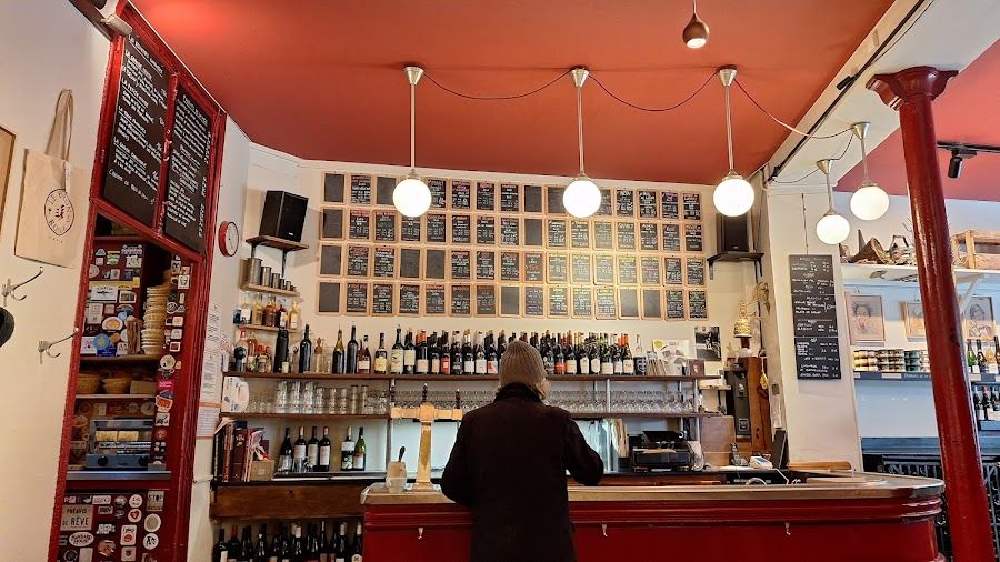 Le Baron Rouge bar service