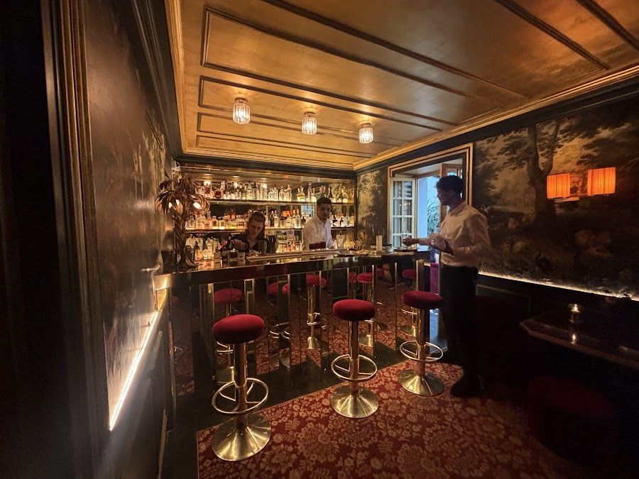 Le Tres Particulier bar service