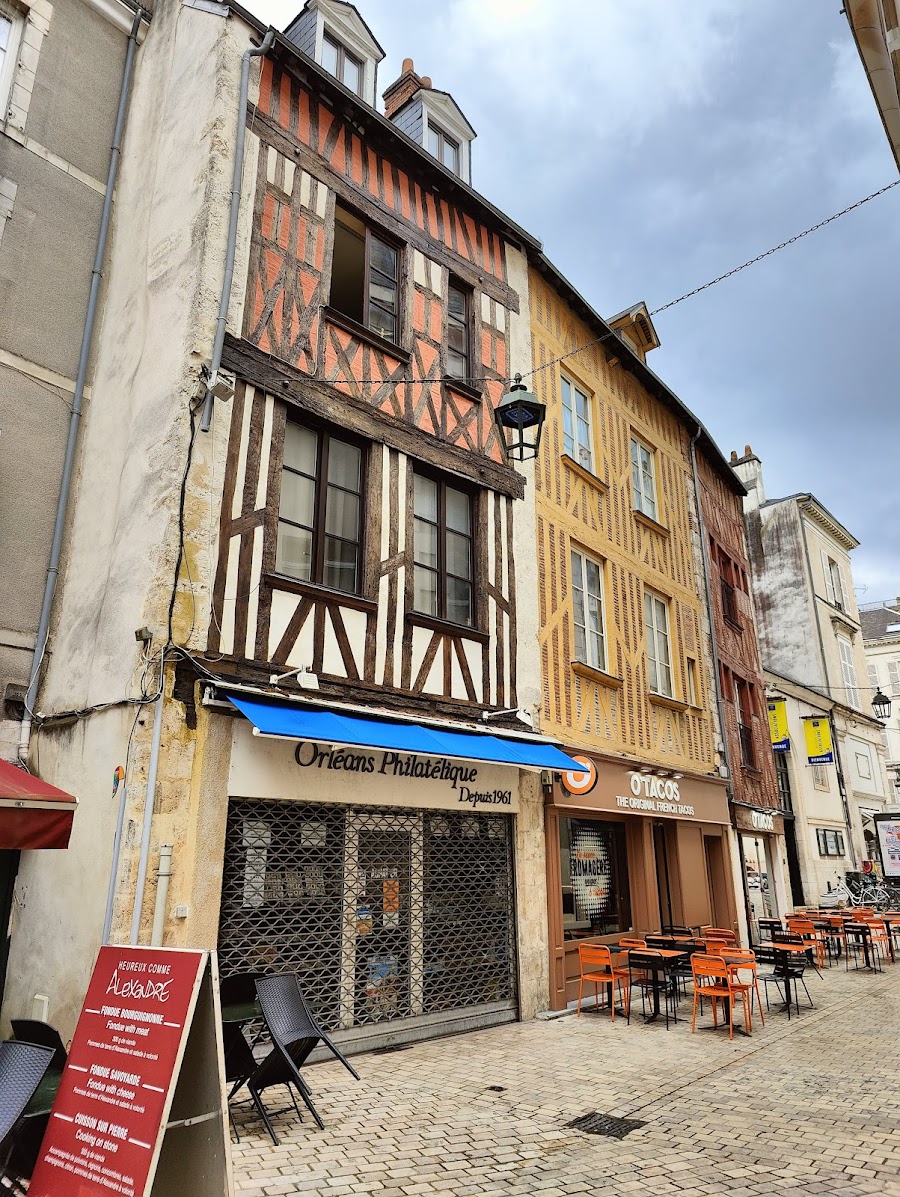Evening street scene in Montmartre