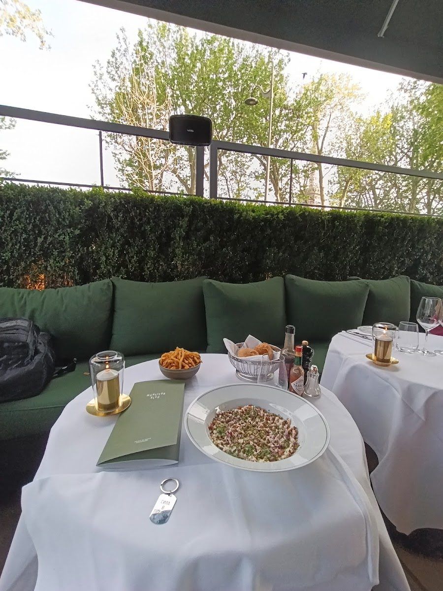 Monsieur Bleu bar service