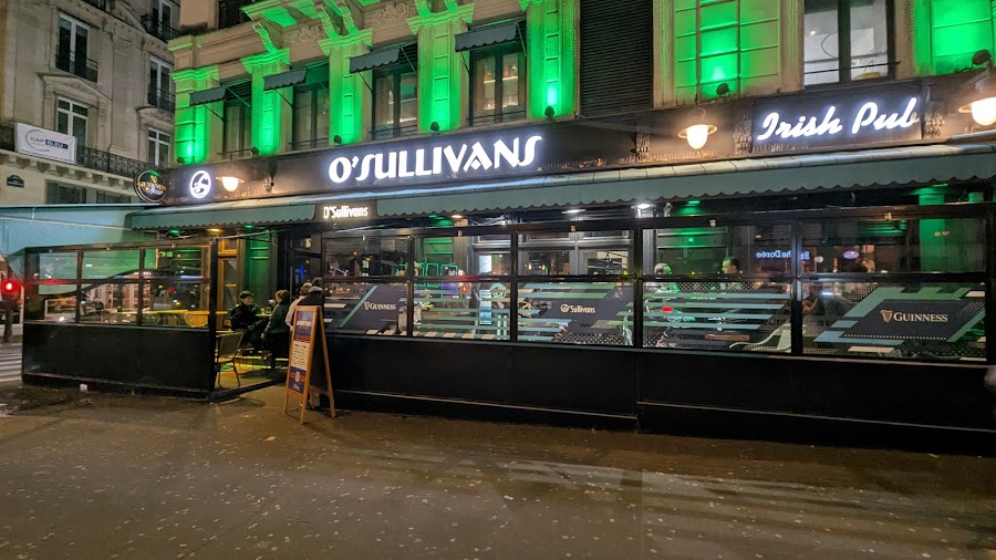 O'Sullivans Grands Boulevards Paris drinks at the bar