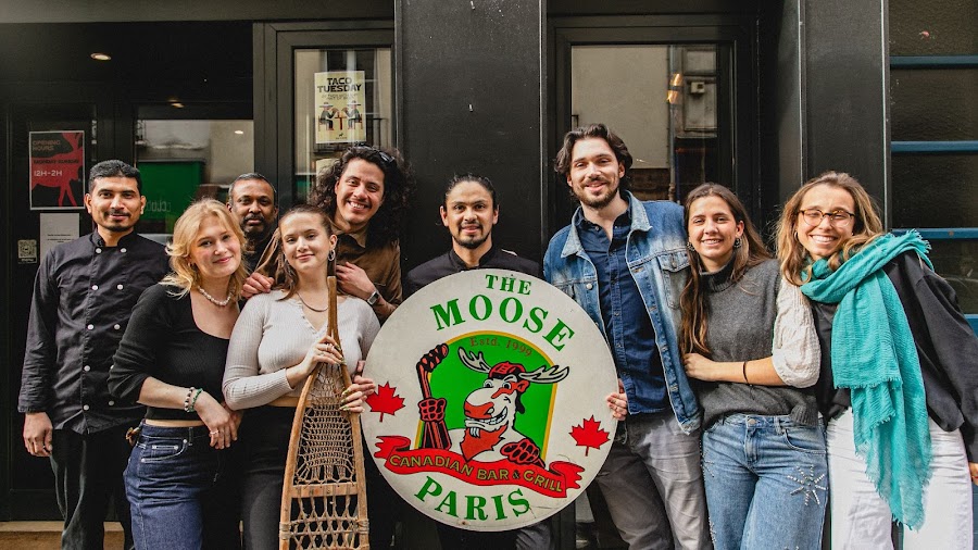 The Moose Paris drinks at the bar