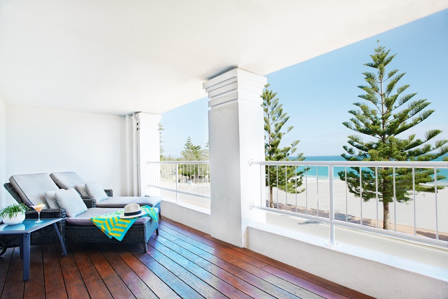 Cottesloe Beach Hotel craft beer pour