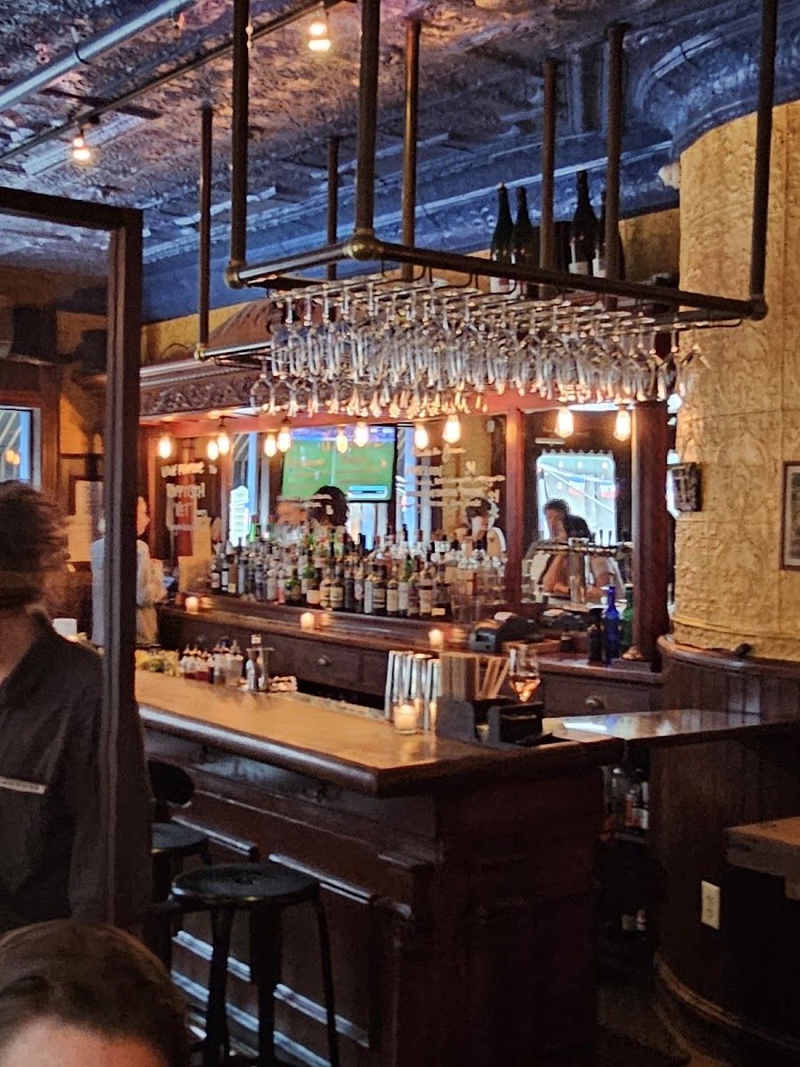 Good King Tavern bar service