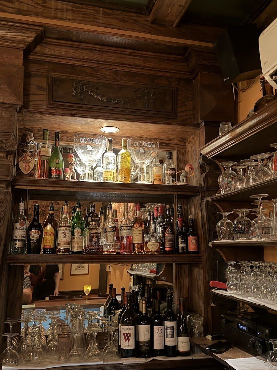 Monk's Cafe bar service