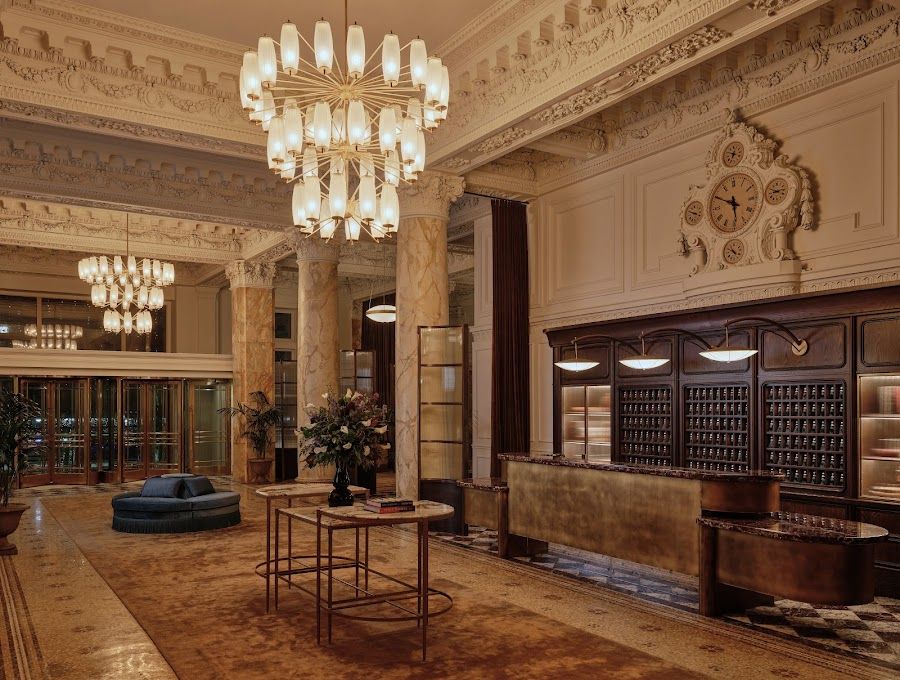 XIX Nineteen at Park Hyatt bar service