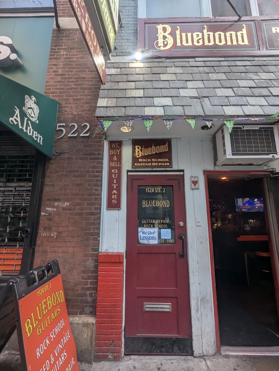 Oscar's Tavern room