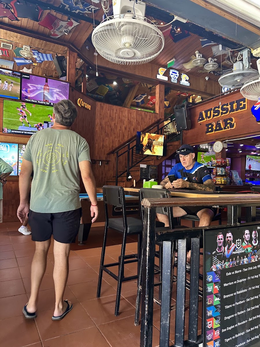Aussie Bar cold beer pour