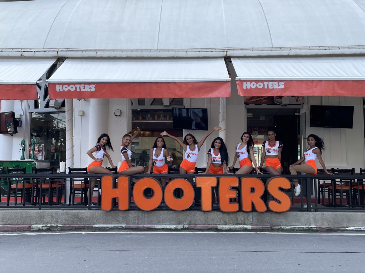 Hooters Phuket sports bar night