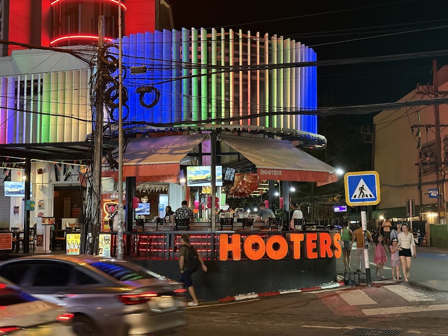Hooters Phuket beer pour