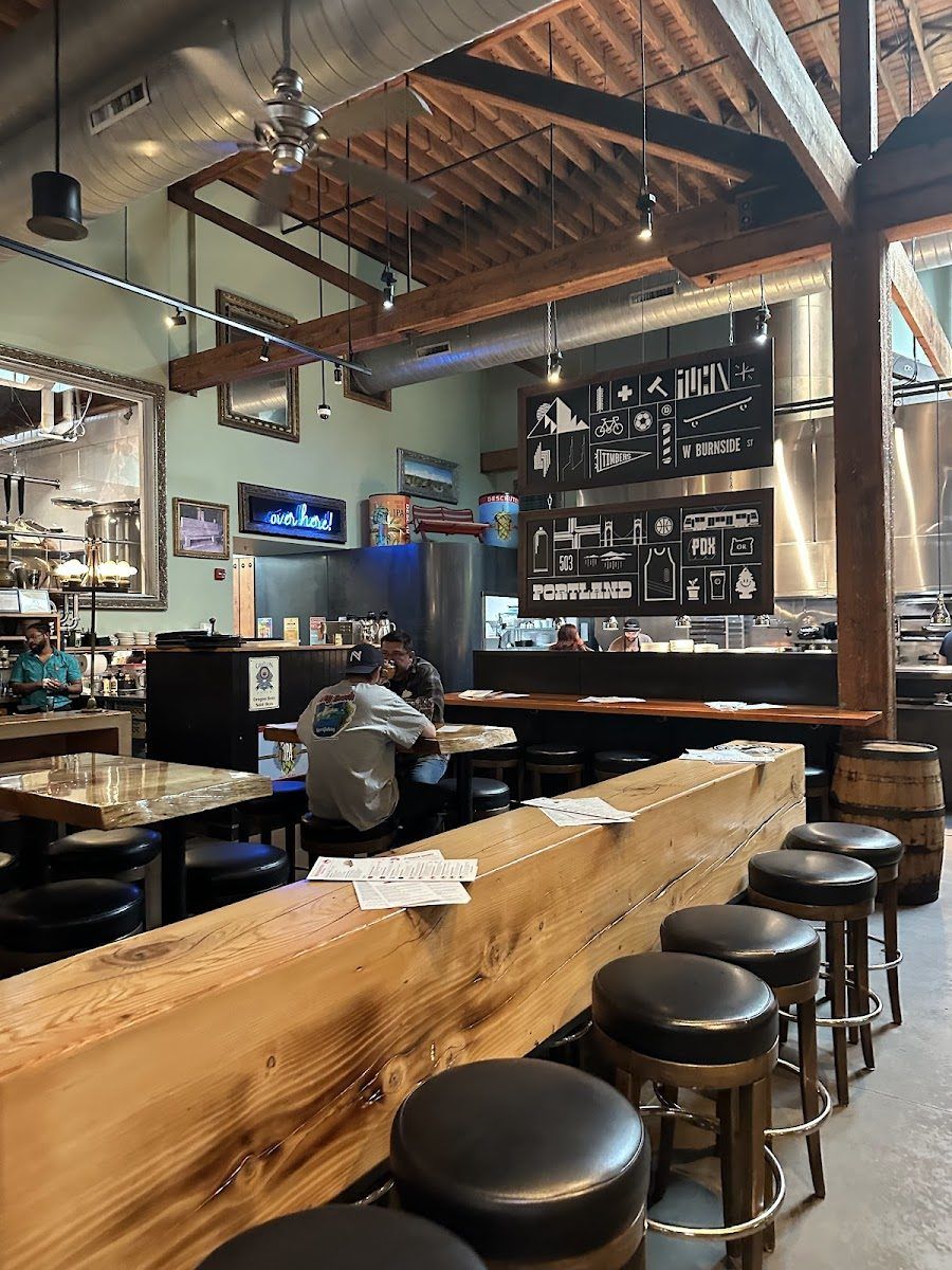 Deschutes Brewery Public House bar service