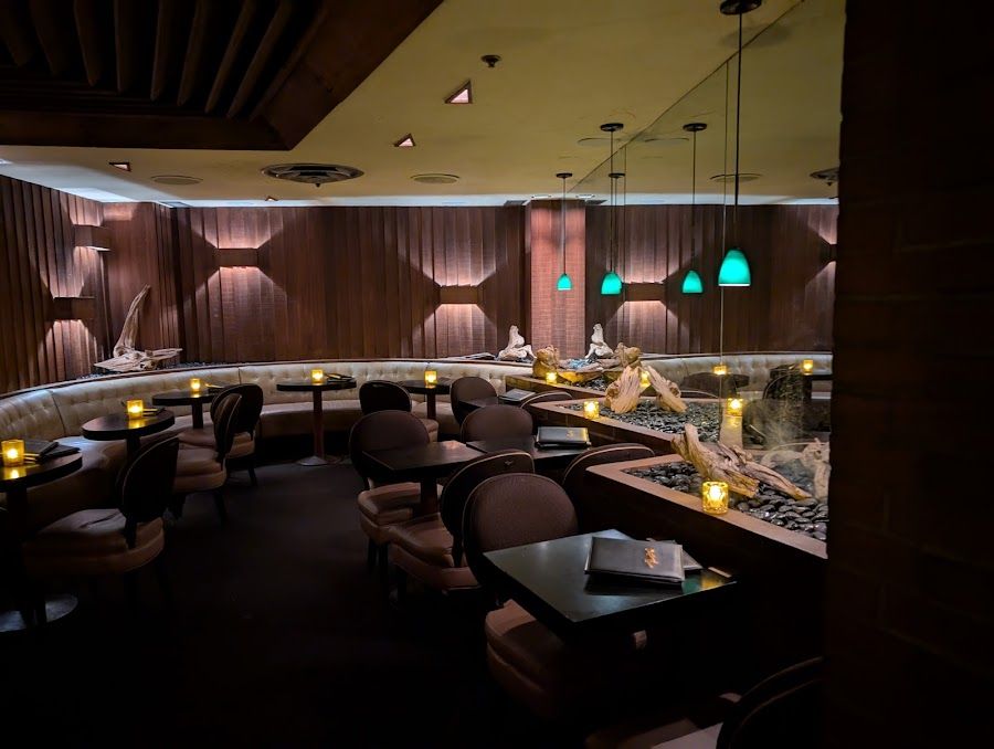 Driftwood Room at Hotel deLuxe bar service