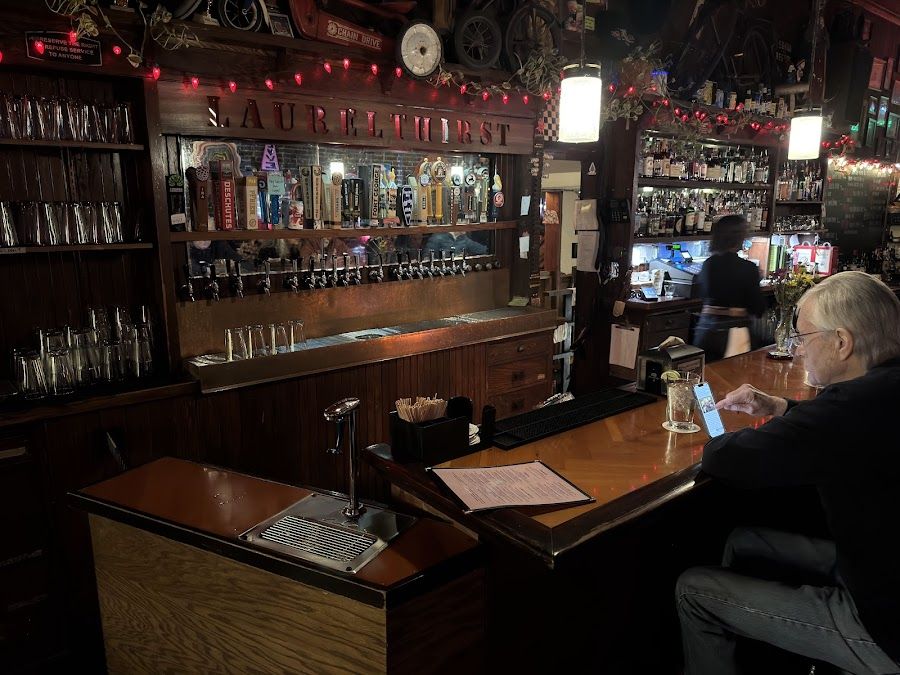 Laurelhurst Public House bar service