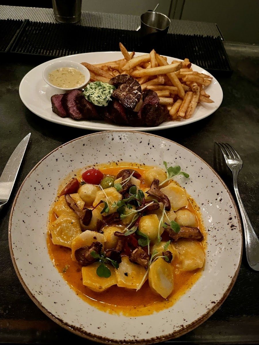 Paley's Place Bar bar service