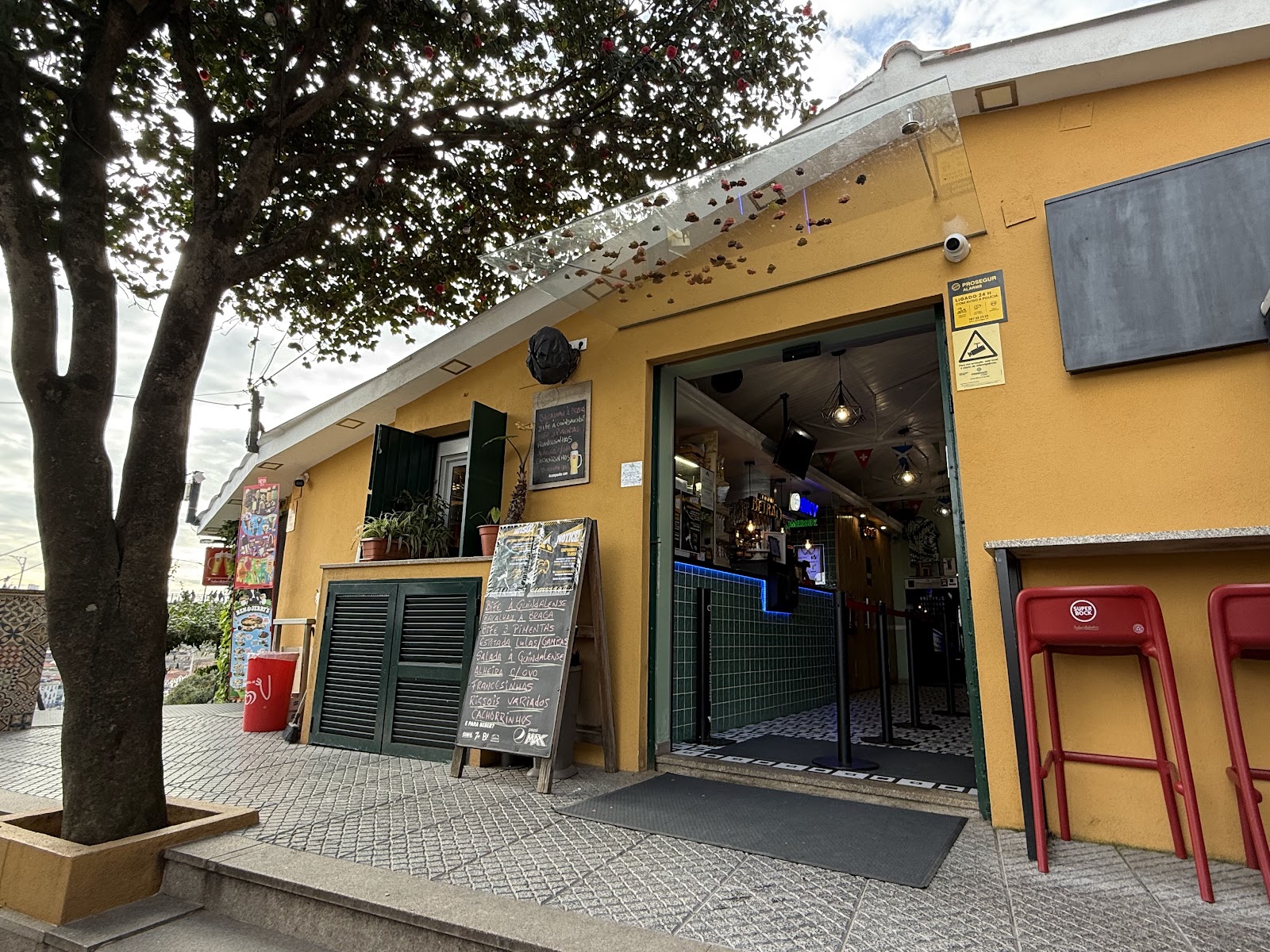 Guindalense Football Club Porto bar interior