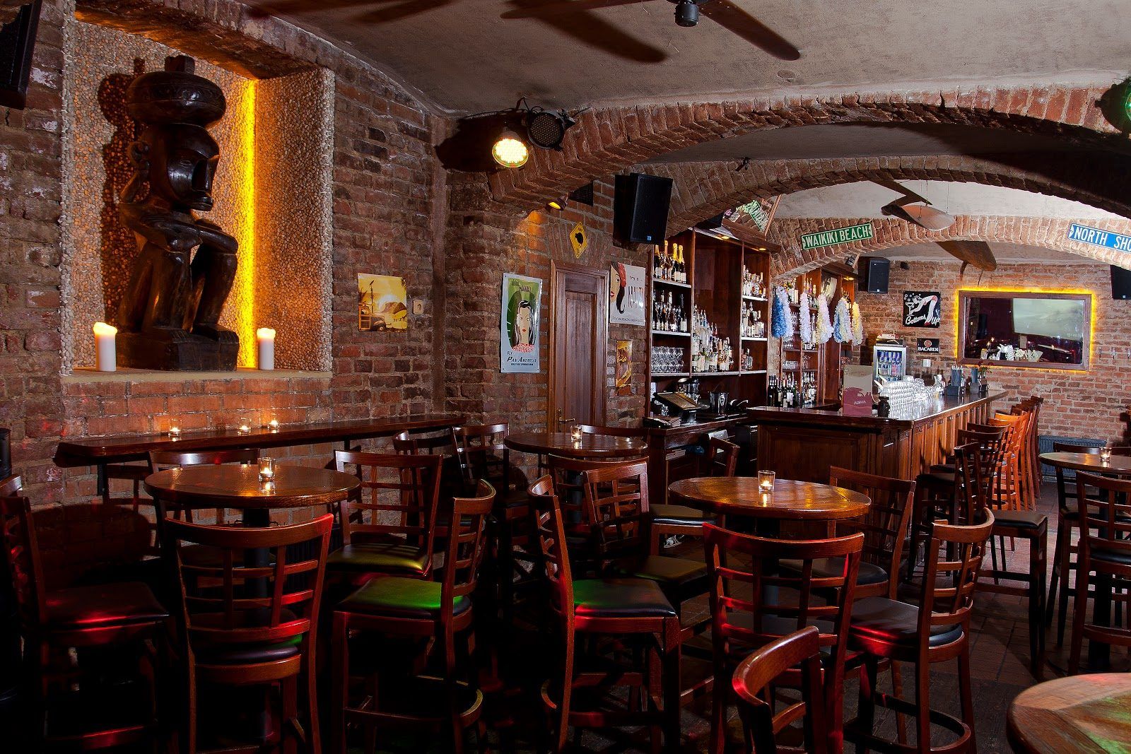 Aloha Wikiwiki Room Prague bar interior