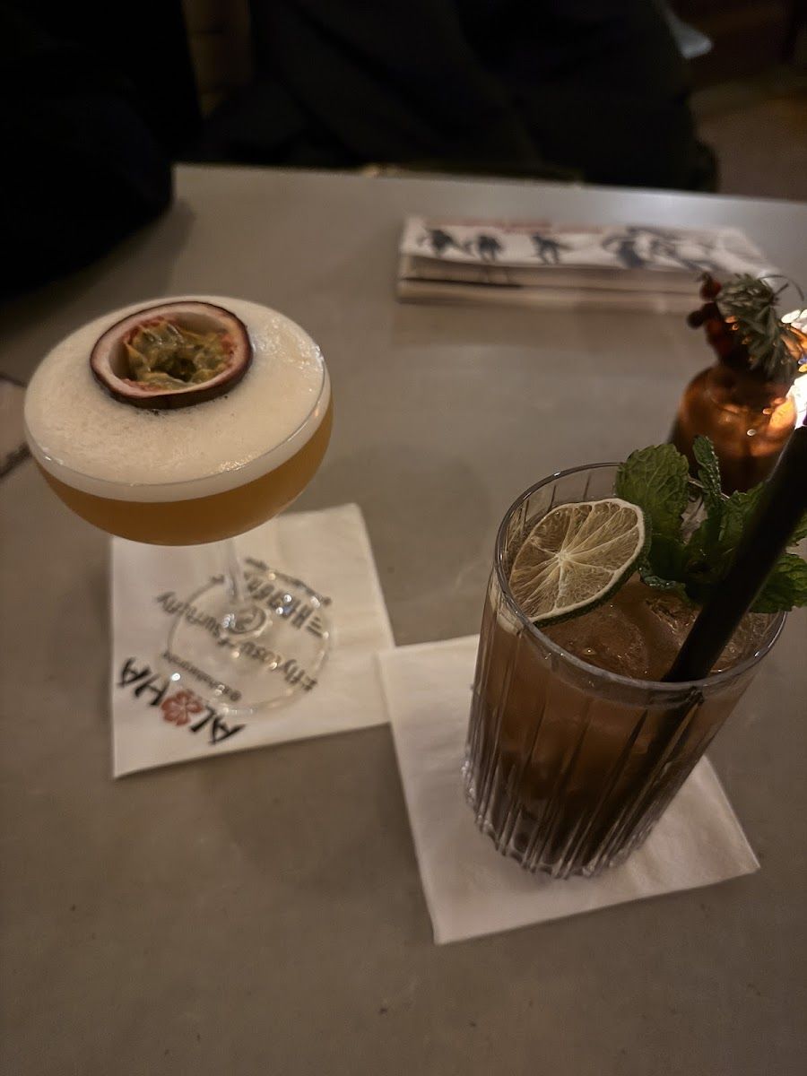 Aloha Wikiwiki Room bar service
