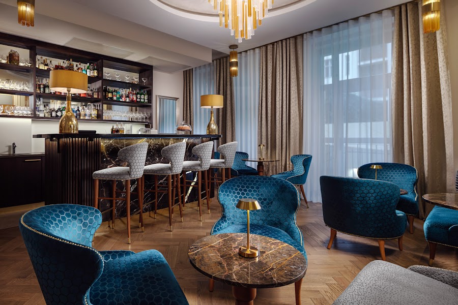 B21 Cocktail Bar drinks and bar
