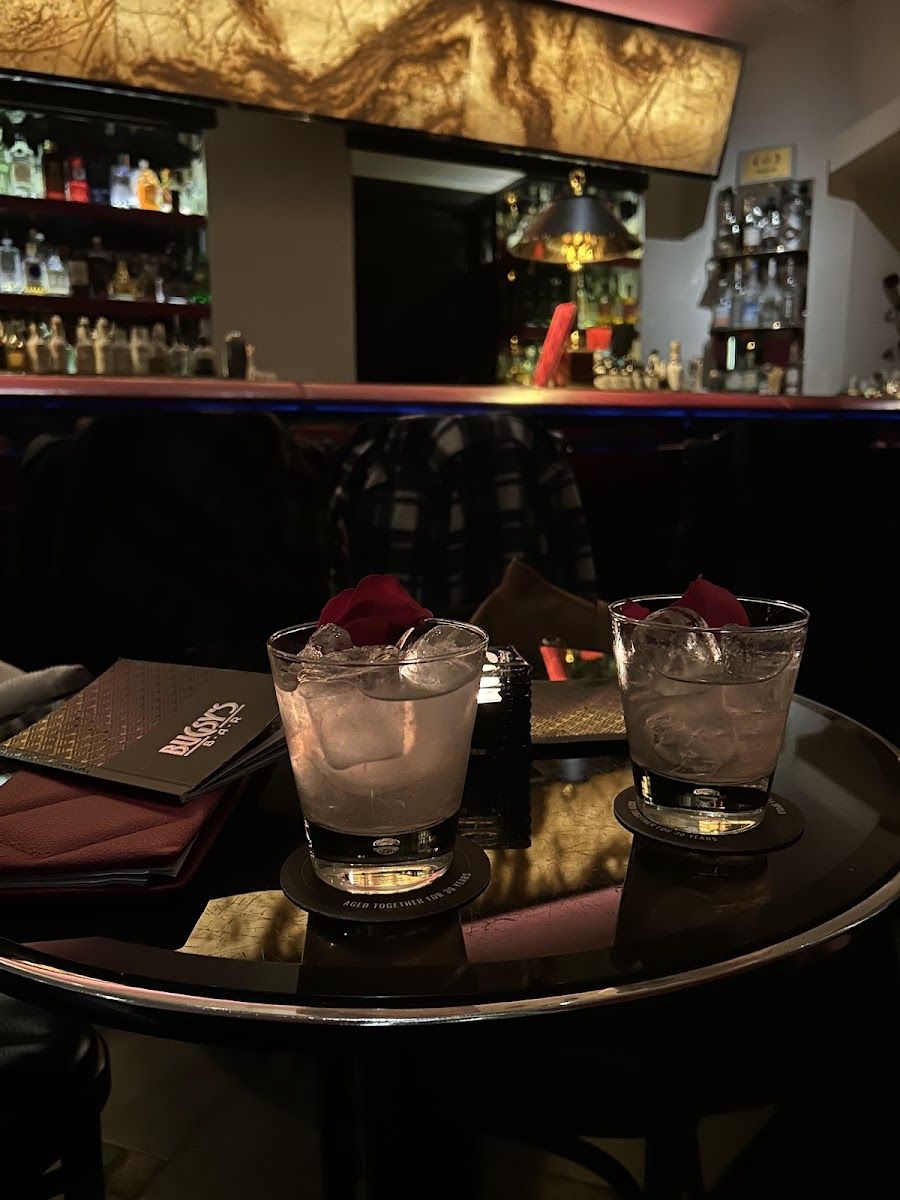 Bugsy's Cocktail Bar bar service