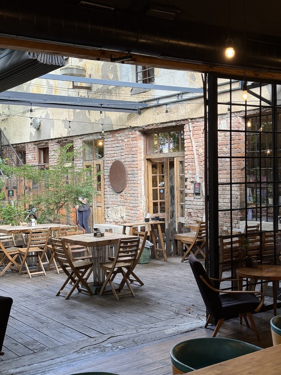 Kavarna co hleda jmeno, Prague