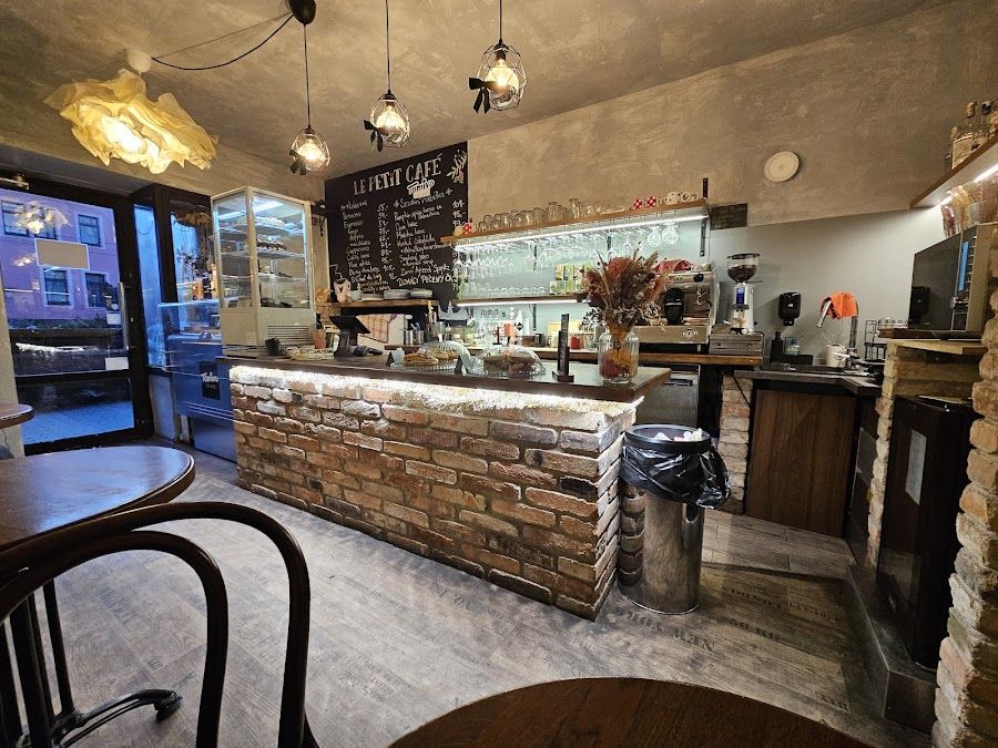 Le Petit Cafe Noir Karlin atmosphere