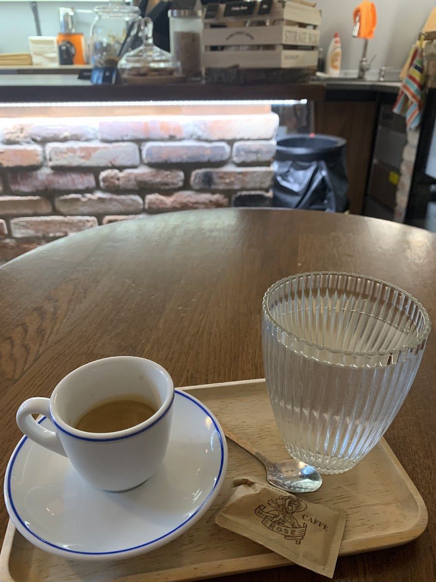 Le Petit Cafe Noir bar service