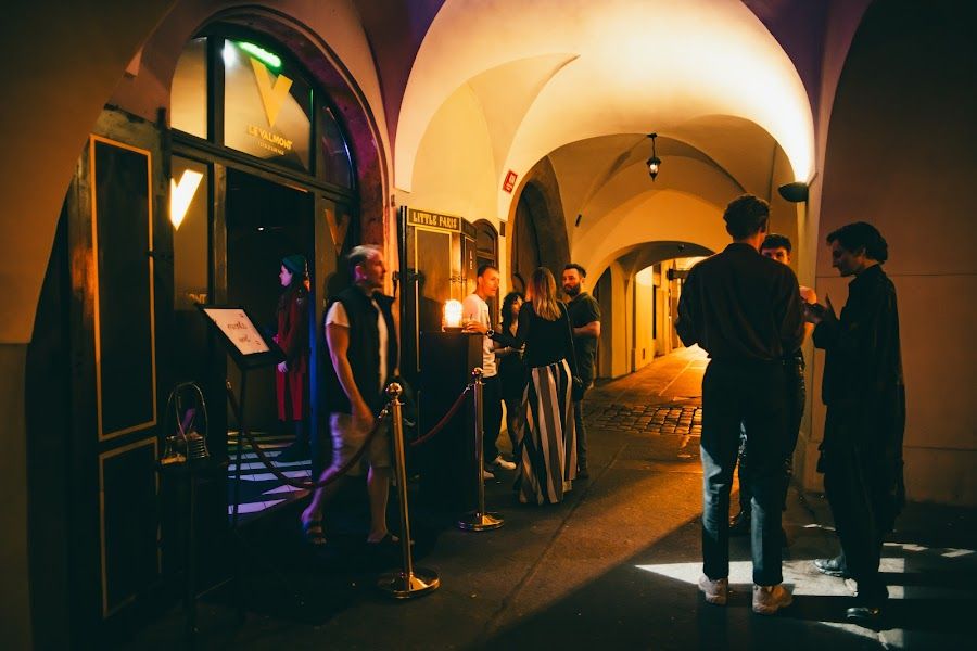 Le Valmont bar service