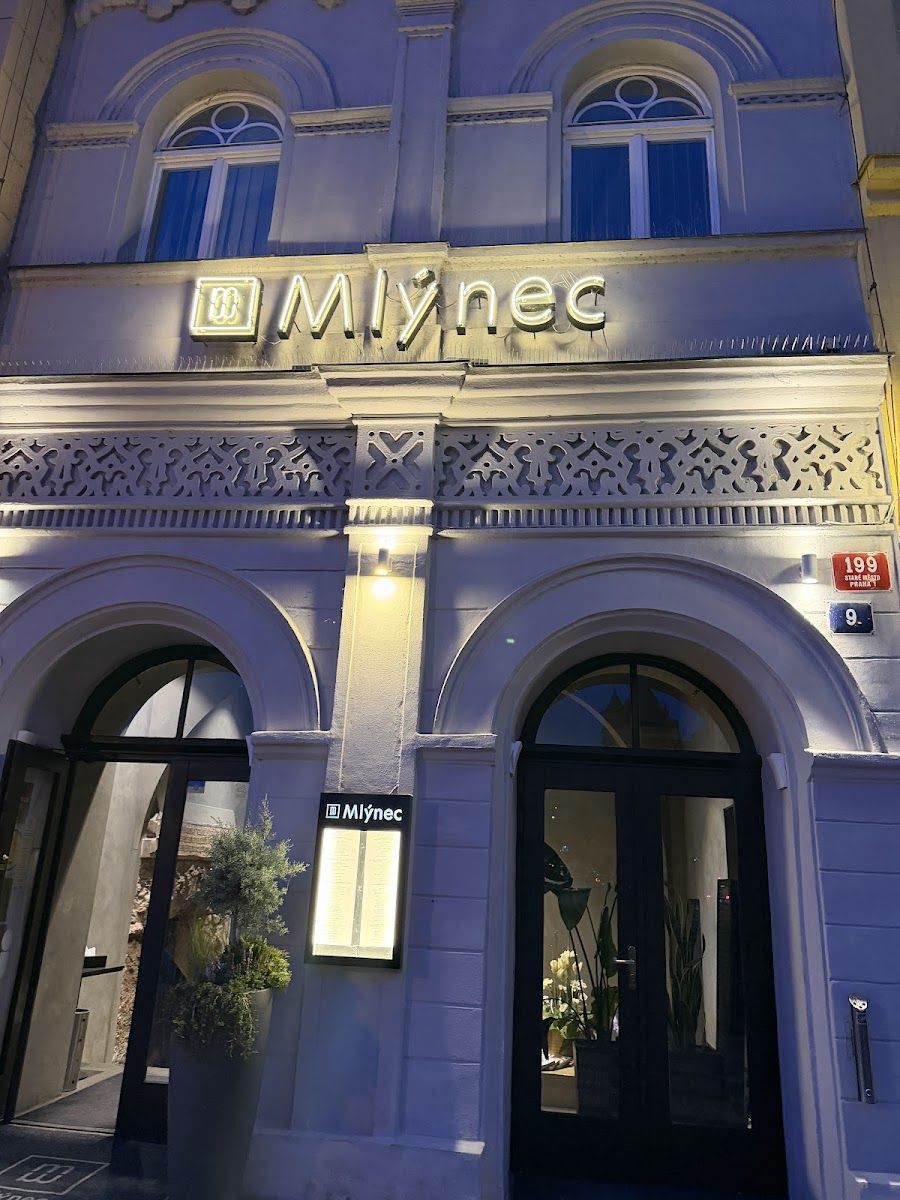 Mlynec Rooftop bar service