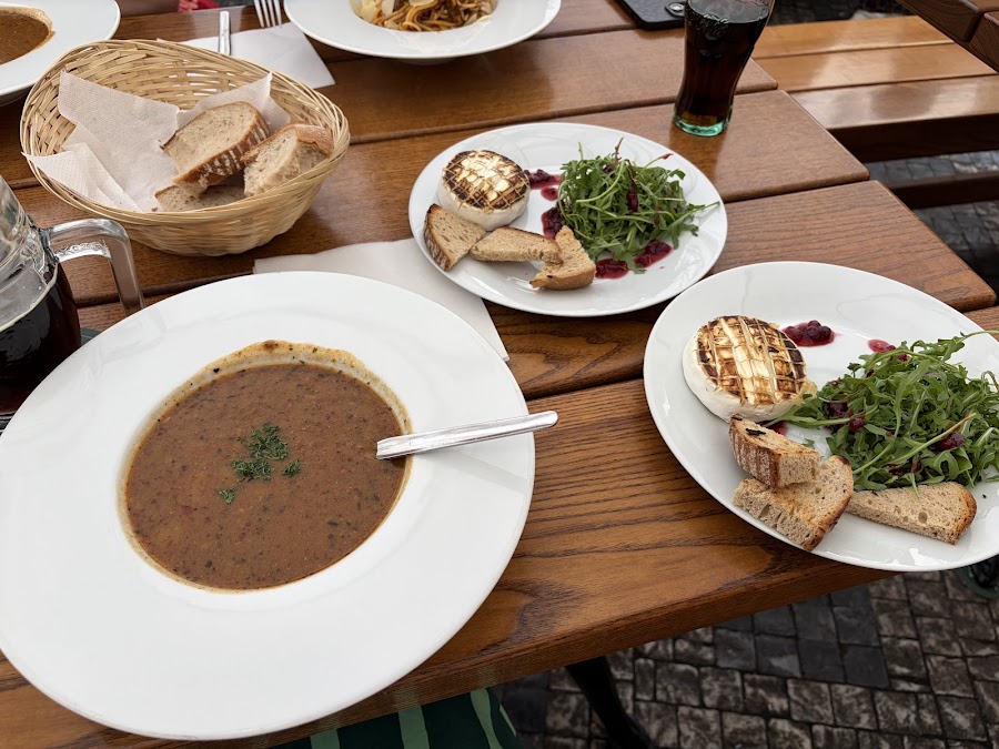 U Vejvodů, Prague