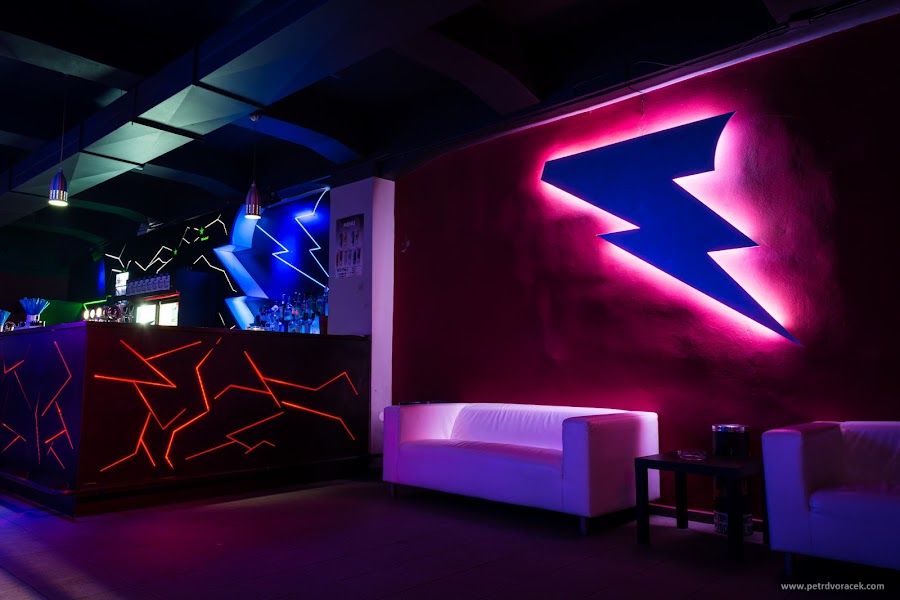 Storm Club bar service